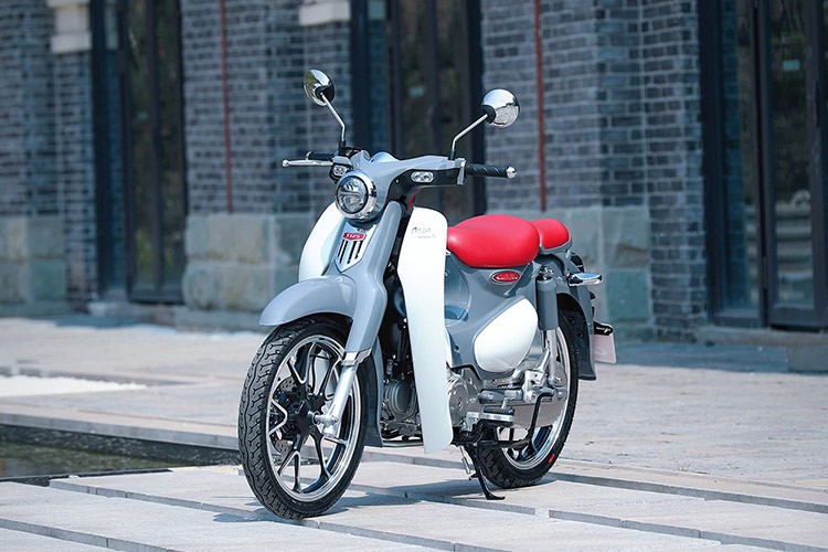 Mẫu xe này có thiết kế hấp dẫn không thua kém gì so với dòng xe số huyền thoại Honda Super Cub C125 danh tiếng khiến nhiều người nhìn qua sẽ rất dễ nhầm lẫn.