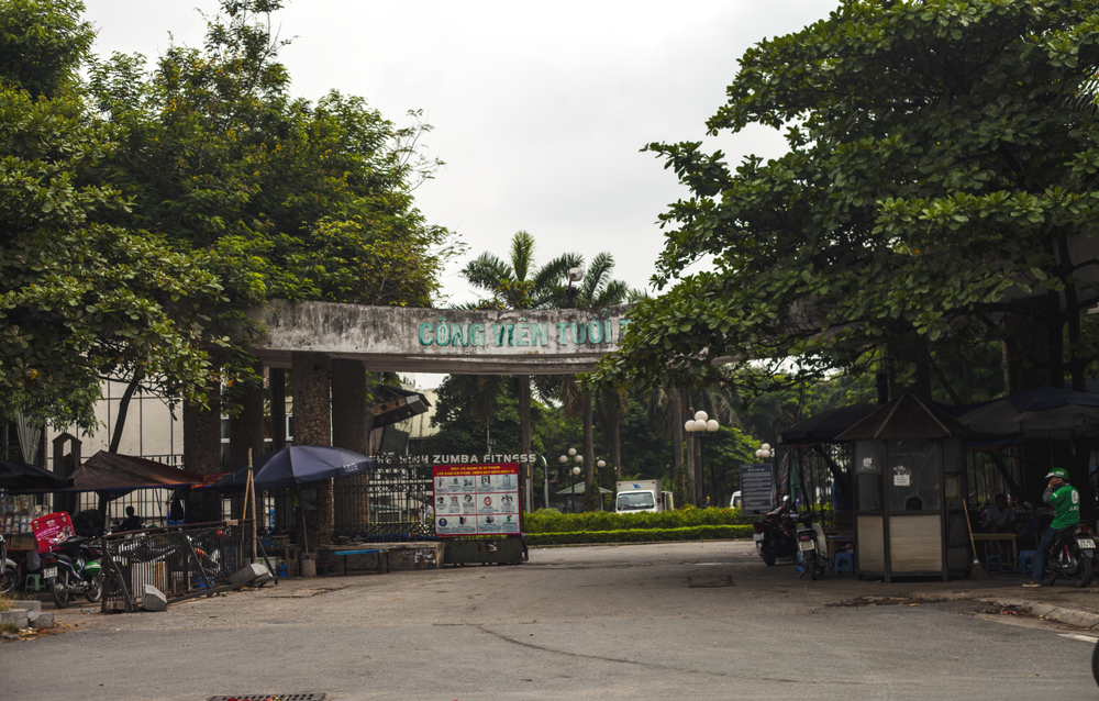 Nằm trên đường Võ Thị Sáu (quận Hai Bà Trưng), dự án  Công viên Tuổi Trẻ Thủ Đô có diện tích khoảng 26,43ha được thành phố Hà Nội phê duyệt quy hoạch chi tiết 1/500 vào năm 2000. Ảnh: Hoàng Ngân.