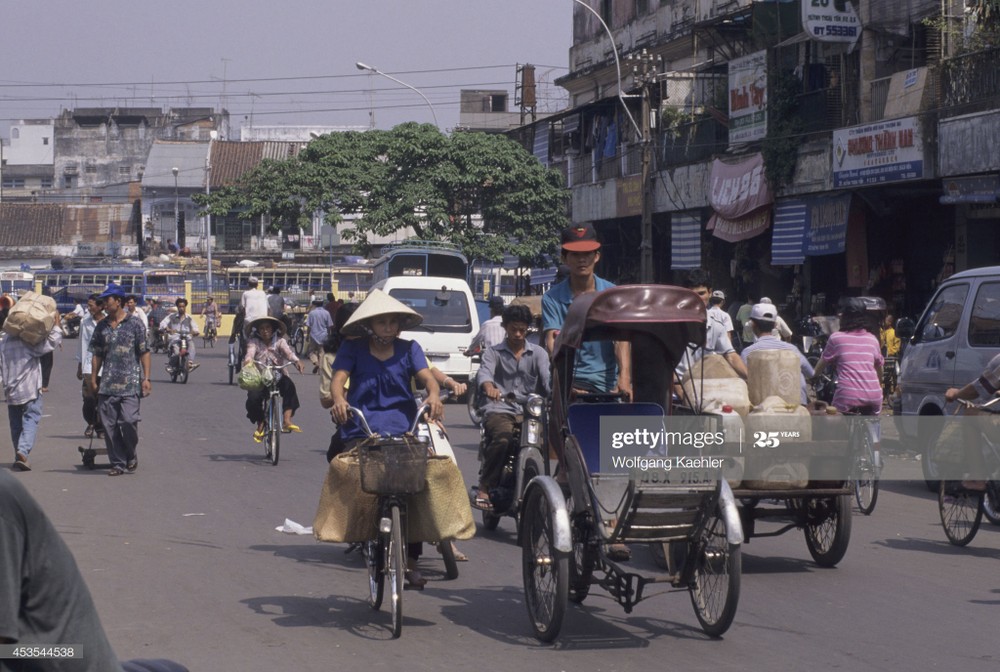 Khung cảnh nhộn nhịp trên một con đường ở  TP HCM năm 1996. Ảnh: Wolfgang Kaehler / Getty Images