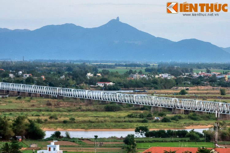 Bắc qua sông Ba (sông Đà Rằng), thuộc thành phố Tuy Hòa,  cầu đường sắt Đà Rằng được coi là một biểu tượng của mảnh đất Phú Yên.