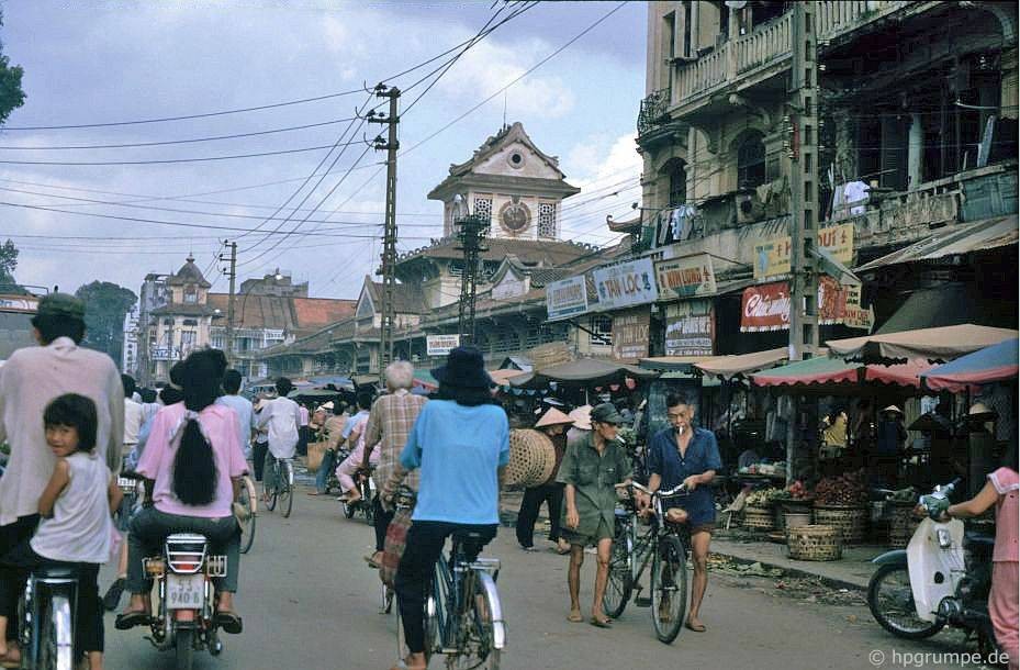 Khung cảnh bên ngoài  chợ Bình Tây, Sài Gòn năm 1991. Đây là khu chợ nổi tiếng với lịch sử gần 100 năm và kiến trúc độc đáo của người Hoa ở đất Chợ Lớn xưa. Ảnh: Hans-Peter Grumpe / Hpgrumpe.de.