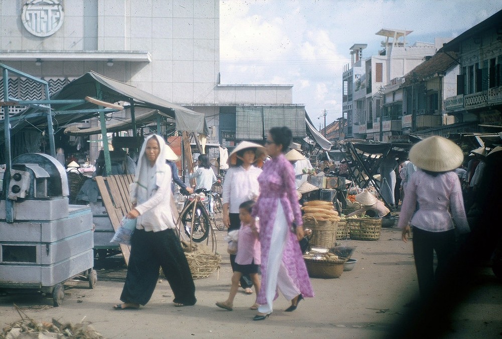 Khung cảnh nhộn nhịp bên ngoài chợ Bà Chiểu năm 1965. Ảnh: Gary Mathews.