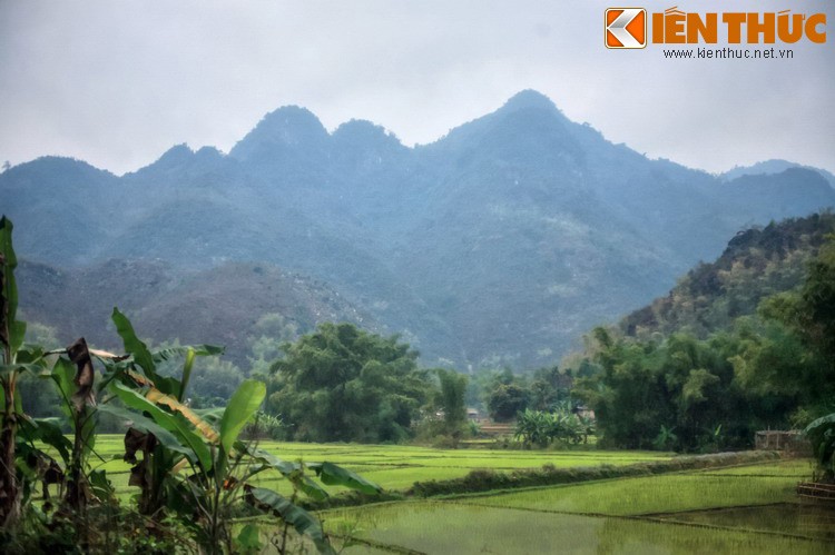 Nằm cách thủ đô Hà Nội khoảng 140 km và thành phố Hòa Bình khoảng 60 km, huyện  Mai Châu (tỉnh Hòa Bình) là một điểm đến nổi tiếng với vẻ đẹp thiên nhiên kỳ vĩ và nét văn hóa độc đáo của đồng bào các dân tộc thiểu số.