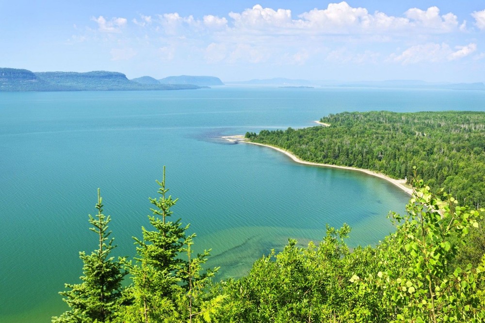 Nằm trong Ngũ Hồ ở biên giới Mỹ - Canada, hồ Superior hay hồ Thượng có diện tích mặt nước là 82.100 km2, là  hồ nước ngọt lớn nhất trên thế giới.