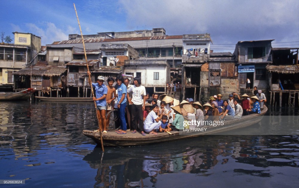 Chuyến đò chật kín khách tại một đô thị ở  miền Tây Nam Bộ năm 1987. Ảnh: Lily Franey/ Getty Images.