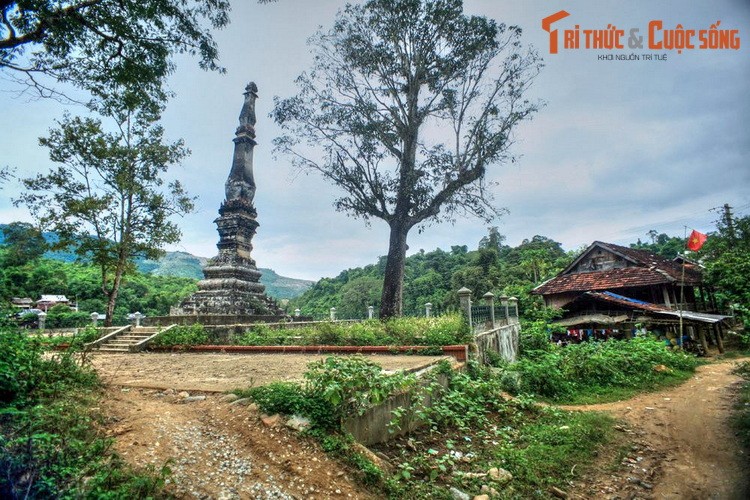 1. Nằm bên bờ sông Mã ở xã Mường Luân, huyện Điện Biên Đông, tỉnh Điện Biên,  tháp Mường Luân là một công trình kiến trúc cổ đặc sắc của người Lào còn sót lại ở Tây Bắc. Tương truyền, tòa tháp cổ này được những người Việt và người Việt gốc Lào cùng xây vào năm 1569.