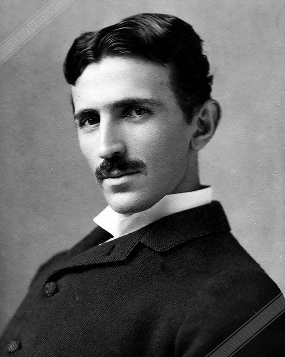  1. Nikola Tesla (1856–1943). Tesla là một thiên tài trong lĩnh vực điện tử với những phát minh như cuộn Tesla và động cơ điện xoay chiều. Những ý tưởng như xây dựng một "tháp năng lượng toàn cầu" đã khiến nhiều người cho rằng ông là một nhà khoa học "điên rồ". Ảnh: Pinterest.