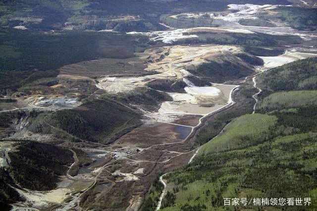 Sông Klondike nổi tiếng trong giới khai thác vàng, nằm ở vùng Yukon, Canada. Đây không phải là một con sông bình thường mà là nơi đổi đời của biết bao người. Trước đây, rất nhiều người đã bỏ công sức và thời gian để đến được nơi này, nhưng bây giờ dường như ai cũng đã lãng quên nó và chuyển hướng đến một mỏ vàng mới, kết thúc một thời hoàng kim của sông Klondike.