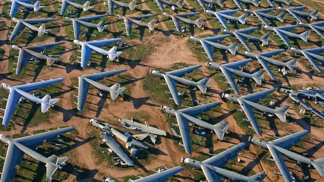 Hàng nghìn máy bay ném bom B-52 bỏ hoang tại căn cứ Davis-Monthan, bang Arizona. Chiến tranh Lạnh kéo dài hơn 4 thập niên, do đó không có gì ngạc nhiên khi các tàn tích thời đó vẫn còn nằm rải rác trên khắp thế giới.