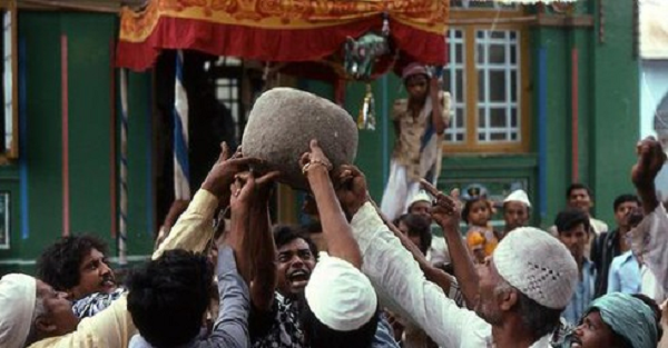 Ngôi đền thờ Qamar Ali Darvesh ở làng Shivapur, Ấn Độ nổi tiếng thế giới với hòn đá "thánh" nặng 90kg mang tên Levitating. Điều  kỳ bí là nó có thể tự bay lên cao khi 11 người chỉ ngón tay trỏ của tay phải vào phần dưới hòn đá.