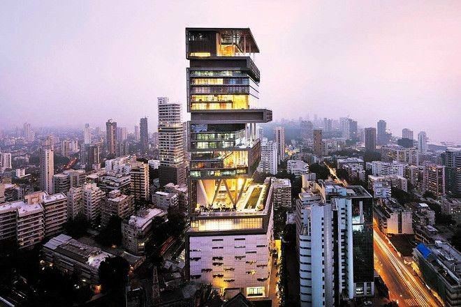 (Ảnh: Thegentlemansjournal)  Tòa nhà chọc trời  Antilia ở Mumbai (Ấn Độ) là nơi ở của tỷ phú giàu nhất Ấn Độ Mukesh Ambani. Antilia được đặt theo tên một hòn đảo thần thoại, cao 27 tầng, có tận 6 tầng hầm để xe, 4 sân bay trực thăng và được phục vụ bởi đội ngũ 600 nhân viên. Ước tính, tòa nhà có trị giá hơn 1 tỷ USD.  2. Biệt thự Leopolda