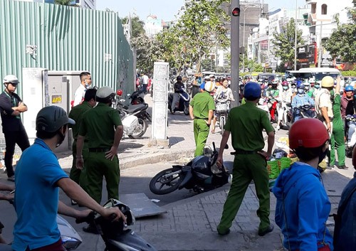 Đến hơn 11h trưa nay 5/3, hiện trường "của nợ" công trình  cao ốc Etown 5 rơi trúng người đi đường vẫn đang được Công an quận Tân Bình, TP HCM phong tỏa để khám nghiệm, xử lý.