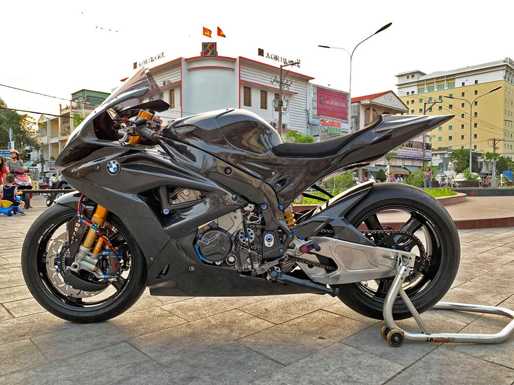 BMW S1000RR là một trong những superbike được yêu thích nhất tại Việt Nam. ''Cá mập'' chiếm được cảm tình của dân chơi môtô bởi thiết kết đột phá với cặp ''mắt lé'' đặc trưng. Một điều đáng tiếc đối với fan của dòng xe này là bước sang thế hệ mới, BMW sẽ khai tử cặp đèn tạo nên thương hiệu trên S1000RR.