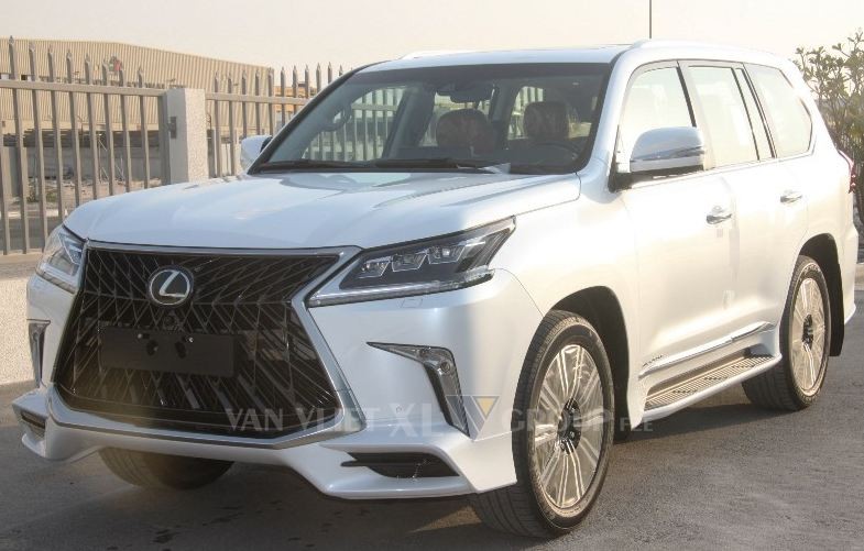 Mẫu  xe sang Lexus LX570 Super Sport bản limousine 4 chỗ ngồi sang trọng đang được chào bán thu hút sự quan tâm của nhiều đại gia Việt.