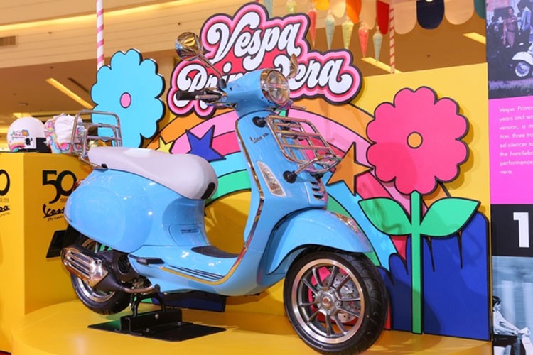 Sau khi trình diện tại Việt Nam với giá 77,5 triệu, mới đây mẫu xe ga Vespa Primavera bản kỷ niệm 50 năm đã chính thức được tung ra thị trường Thái Lan nhưng giá lại cao ngất ngưỡng lên tới 144.400 baht (102,7 triệu đồng)