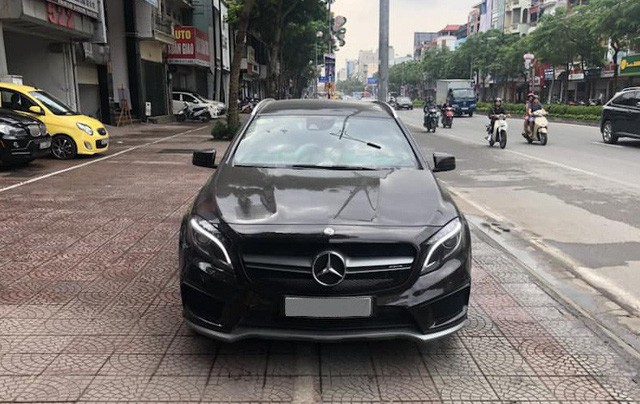 Mới sử dụng 2 năm với số lần lăn bánh 4.000km, chiếc  SUV Mercedes-AMG GLA 45 2015 không chỉ có ngoại hình rất mới mà nó cũng từng được chủ nhân đầu tư đến 300 triệu để độ dáng thể thao sang chảnh.