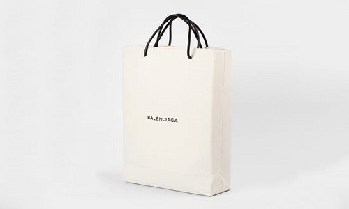 Khoảng giữa năm 2017, Balenciaga tung mẫu  túi xách giống hệt túi giấy shopping phiên bản sang trọng nhưng… giá trên trời. Đây là thương hiệu tạo được dấu ấn riêng trong năm 2017 với mức độ phủ sóng mạnh mẽ cũng như tạo được tiếng vang trong cộng đồng thời gian với sự cá tính, trẻ trung lại còn độc đáo. Và chiếc túi phiên bản túi đựng đồ của Balenicaga là một trong những rất nhiều các sản phẩm thời trang của thương hiệu này.