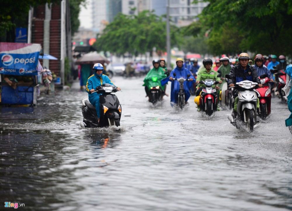 Mưa lớn kèm theo dông trên diện rộng khiến một số tuyến đường trong thành phố ngập nặng như quận Bình Thạnh, quận 5, quận 10... 