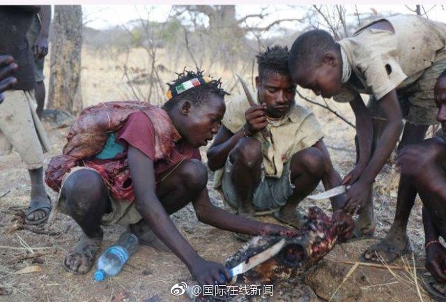 Người Hadza hay còn gọi là Hadzabe, là một nhóm sắc tộc trong cộng đồng các dân tộc phía bắc miền trung Tanzania,  bộ tộc kỳ lạ này sống xung quanh hồ Eyasi ở trung tâm Thung lũng Rift, tiếp giáp với cao nguyên Serengeti. Dân số của người Hadza khoảng dưới 1000 người. (Nguồn Sina)