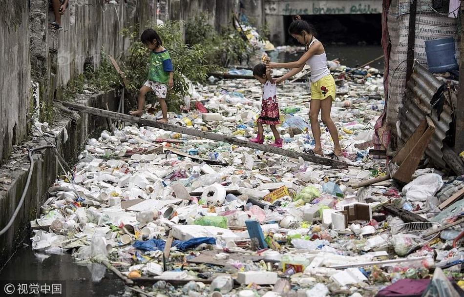 Trong ảnh là một đoạn của  dòng sông rác chảy qua khu ổ chuột thuộc Manila, Philippines. Người dân sống tại khu vực này đã quá quen với cảnh tượng dòng sông ngập rác, bốc mùi hôi thối quanh năm.