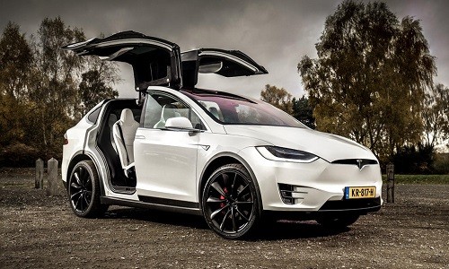 1. Tesla Model X P100D: Đây chiếc xe điện duy nhất trong danh sách những mẫu  SUV tăng tốc nhanh nhất năm 2018. Xe trang bị khối pin 100 kWh, tầm hoạt động 465 km mỗi lần sạc đầy. Xe có 2 động cơ điện, tổng công suất 761 mã lực, cho khả năng tăng tốc 0-100 km/h chỉ trong 2,9 giây. Tại Mỹ, Tesla Model X P100D có giá 140.000 USD.