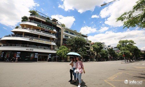 Hà Nội đang trải qua những ngày  nắng nóng cao điểm, thời tiết nắng nóng, nền nhiệt cao khiến nhiều điểm vui chơi thường ngày đông đúc trở nên vắng vẻ lạ thường.