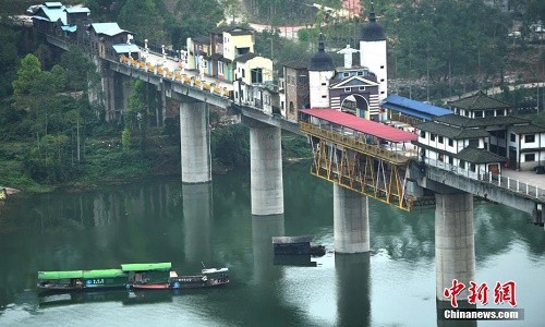 Thị trấn Hồng Tửu nằm trên cây cầu nằm thuộc khu Phù Linh, thành phố Trùng Khánh. Cầu được xây dựng ngay trên “giao lộ” của suối Lê Hương và sông Trường Giang nổi tiếng. Những ngày gần đây, hồ trữ nước Tam Hạp, Trùng Khánh thu về 175 mét nước, khiến mực nước dưới chân cầu dâng cao, bất ngờ tạo nên khung cảnh đẹp tựa tranh vẽ cho  thị trấn kỳ lạ trên cầu.