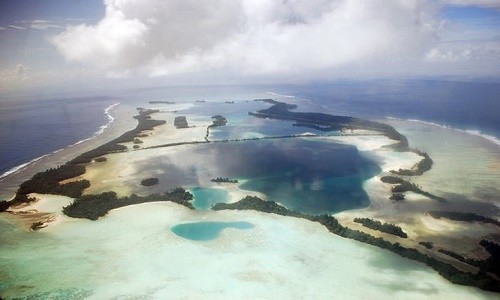 1. Đảo Palmyra Atoll Đảo san hô này nằm gần phía nam của quần đảo Hawaii và thuộc Hoa Kỳ. Nhiều người đồn rằng, đây là một đảo bị quỷ ám. Trong nhiều thế kỷ qua, rất nhiều vụ đắm tàu và mất tích bí ẩn đã xảy ra ở đây. Năm 1855, Palmyra có một tàu lớn va chạm với đá ngầm nhưng khi có người tới cứu thì không thể tìm ra con tàu và các thủy thủ. Trong suốt Thế chiến thứ hai, quần đảo là khu vực chiếm được của địch. Những người lính làm việc ở đó thường gặp phải nhiều cuộc tấn công không rõ nguyên nhân, nhiều người đã tự tử.