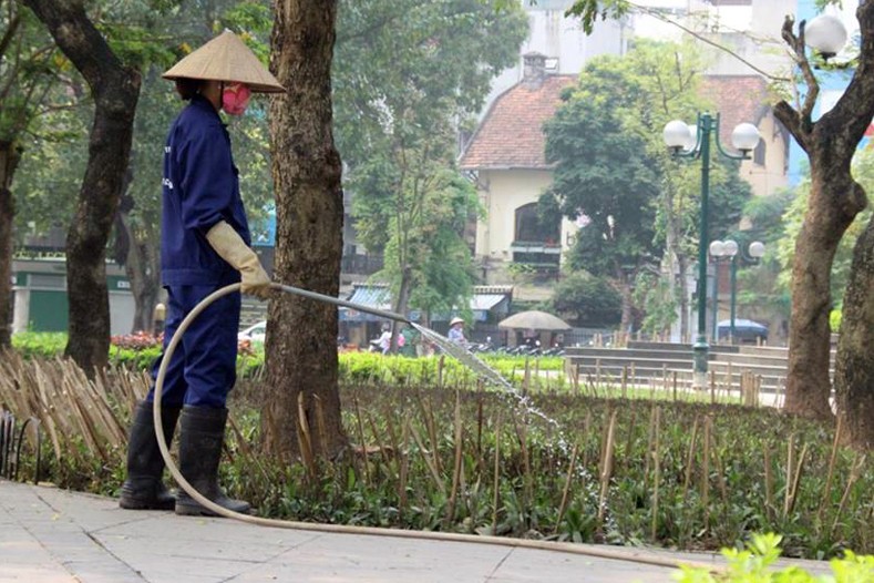 Sáng 10/4, nhiều người di chuyển qua khu vực vườn hoa gần Nhà hát Lớn Hà Nội (quận Hoàn Kiếm, Hà Nội) không khỏi run sợ trước hình ảnh hàng nghìn cọc tre được chẻ nhỏ, vót sắc nhọn như chông cắm xung quanh.