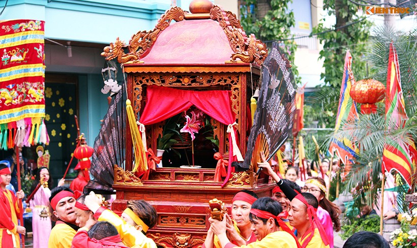 Chiều ngày 28/2 (tức 13 tháng giêng), hàng trăm người dân ùn ùn kéo đến làng lụa Vạn Phúc (Hà Đông, Hà Nội) để tham dự lễ hội xuân Mậu Tuất 2018.