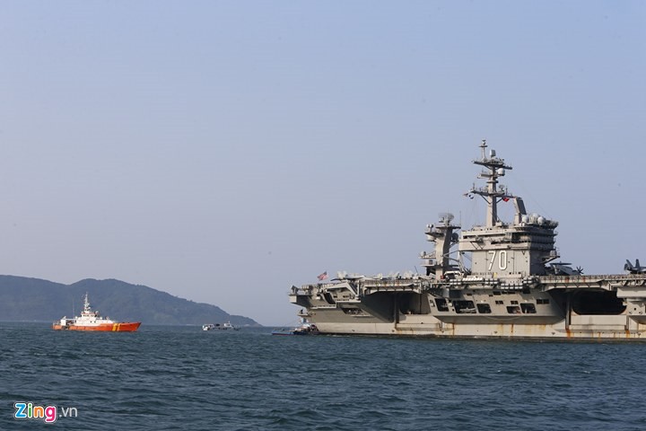  Tàu sân bay USS Carl Vinson, dẫn đầu đoàn tàu của Hải quân Mỹ thăm Việt Nam, chiều 5/3 đã cập cảng Tiên Sa, Đà Nẵng.