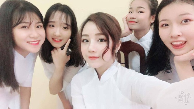 Một ngày sau lễ khai giảng năm học mới, dân mạng đã nhanh chóng lập danh sách những " nữ sinh xinh đẹp hút hồn nhất" mùa khai giảng năm nay. Cô bạn xinh xắn Nguyễn Thủy Tiên (giữa) đến từ trường Lê Hữu Trác - Hưng Yên. Ảnh: Đinh Giang