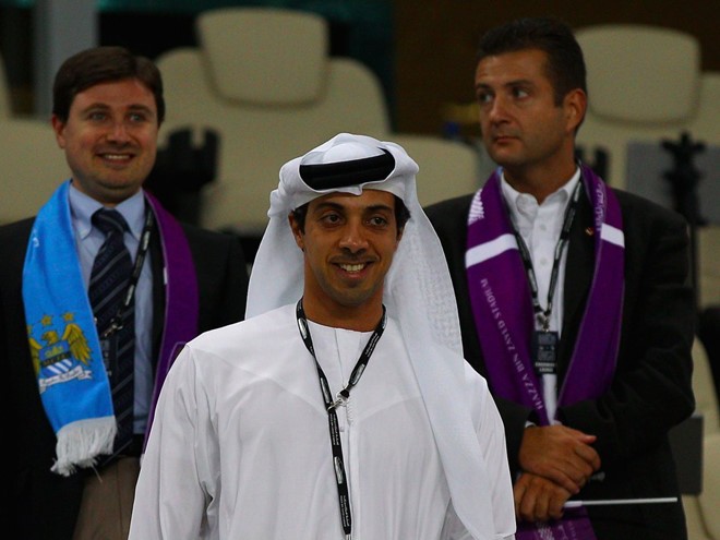 1. Sheikh Mansour (Manchester City)– Tài sản: 25,6 tỷ USD (2015) Sheikh Mansour là Phó thủ tướng của Các tiểu vương quốc Ả Rập thống nhất (UAE), Bộ trưởng các vấn đề hoàng gia của Abu Dhabi. Tháng 9/2008, Mansour gây sửng sốt cho làng bóng đá cũng như giới đầu tư, khi bỏ ra 300 triệu USD mua lại đội bóng hạng hai ở Premier League là Manchester City từ tay cựu Thủ tướng Thái Lan Thaksin Shinawatra.