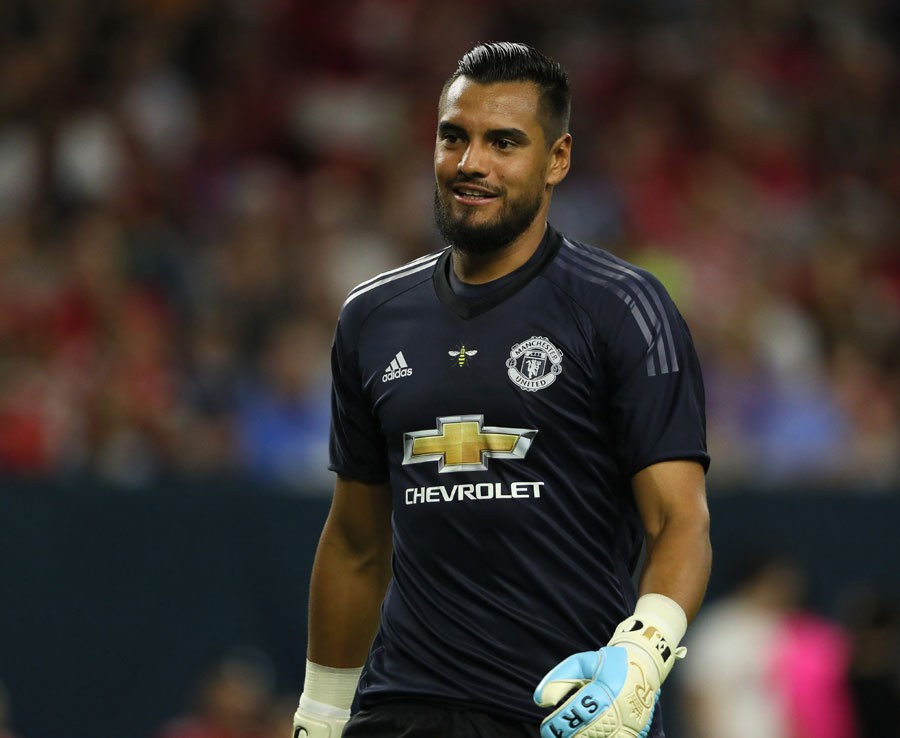 Đứng trong khung gỗ của đội hình "chân dài" của  M.U mùa này đó là thủ thành Sergio Romero. Anh chàng người Argentina này có chiều cao 1m92 và có sức bật nhảy khá tốt. Nếu De Gea ra đi, thì những cổ động viên của CLB thành Manchester sẽ không quá lo lắng về vị trí người gác đền khi có một lá chắn thép. Ảnh trong bài: Manchester Evening News.