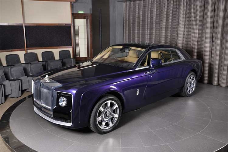 Mẫu siêu  xe sang Rolls-Royce Sweptail vừa xuất hiện tại một đại lý bán xe ở Abu Dhabi. Mẫu xe siêu sang bespoke từng ra mắt tại sự kiện Concorso d'Eleganza (Italy) năm ngoái, và được mệnh danh "đắt nhất mọi thời" với mức giá bán ra lên tới 12,8 triệu USD (khoảng gần 300 tỷ đồng).