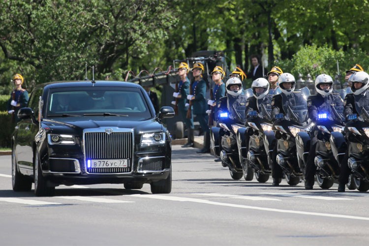 Chiếc  siêu xe limousine chống đạn mới sở hữu trục cơ sở kéo dài sản xuất tại nội địa tại Nga nhằm thay thế "người tiền nhiệm" Mercedes S600 Pullman để chở tổng thống Nga vừa chính thức xuất hiện trong lễ nhậm chức của Tổng thống Vladimir Putin vào chiều ngày 7/5 vừa qua.