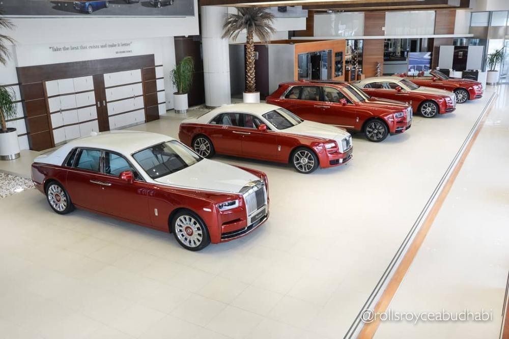 Những hình ảnh về dàn  xe siêu sang Rolls-Royce triệu USD, đồng màu và xếp hàng dài trong một showroom tại Các Tiểu vương quốc Ả Rập Thống nhất đã gây choáng không ít người xem. Đây được cho là "nhà chứa" xe siêu sang Rolls-Royce đỉnh nhất thế giới khi tất cả các phiên bản đều có mặt.