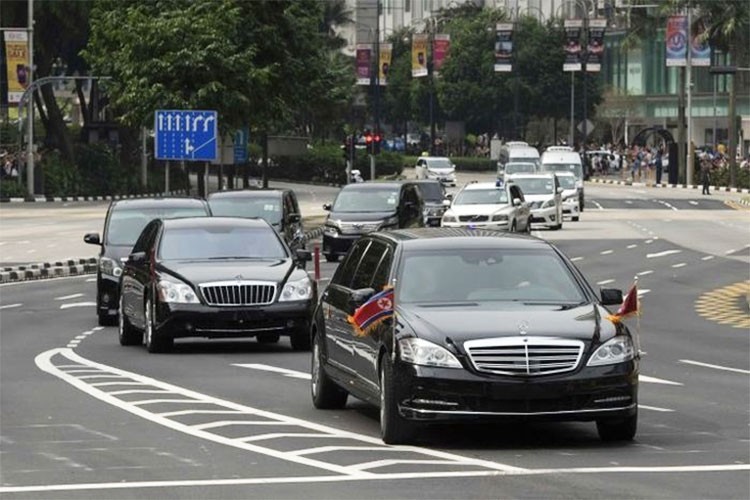 Chiều ngày 10/6, nhà lãnh đạo Triều Tiên, Kim Jong Un đã có mặt tại Singapore, sớm hơn 2 ngày so với ngày khai mạc hội nghị thượng đỉnh Mỹ - Triều. Trong cuộc gặp lịch sử lần này, ông Kim Jong Un tiếp tục sử siêu  xe sang Mercedes-Benz S600 Pullman Guard đặc chủng chống đạn.