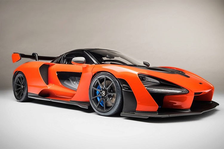  Siêu xe McLaren Senna được trình làng cuối năm ngoái và nhanh chóng gây sốt giới nhà giàu trên thế giới khi chỉ có đúng 500 chiếc được sản xuất. Mức giá bán 1 triệu đô của siêu xe này cũng không làm "chùn tay" các tín đồ mê xe khi toàn bộ số xe Senna sản xuất đều đã có chủ nhân. 