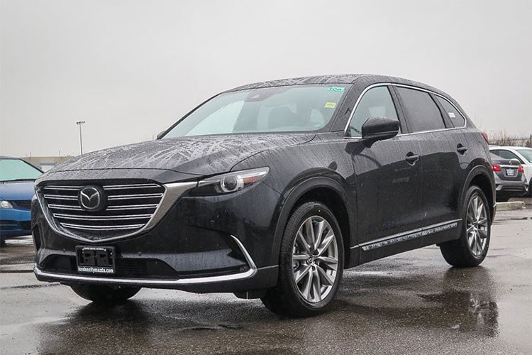 So với phiên bản hiện hành, mẫu  xe Mazda CX-9 2019 giữ nguyên thiết kế, hãng xe Nhật Bản chỉ nâng cấp tính năng công nghệ và giá tăng nhẹ. Dự kiến bán ra thị trường Mỹ trong tháng 8/2018 này, CX-9 phiên bản 2019 dẫn động một cầu có giá 32.300 USD ( khoảng 751 triệu đồng), trong khi bản hai cầu i-Activ giá 34.000 USD (khoảng 791 triệu đòng).  