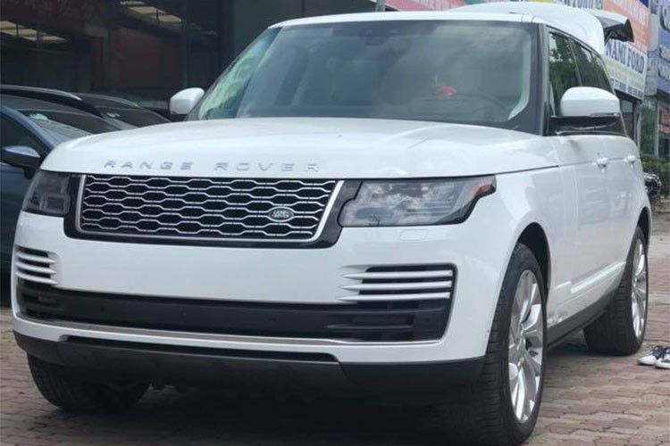 Sau chiếc Range Rover Autobiography P400e 2018 đầu tiên về Việt Nam, mới đây một đại lý nhập khẩu xe tư nhân tại Hà Nội tiếp tục đưa về một chiếc  SUV hạng sang Range Rover khác đời 2018. Lần này, mẫu SUV hạng sang Anh quốc thuộc phiên bản HSE.