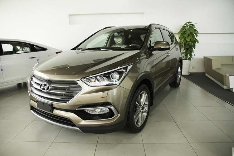 Theo tìm hiểu của Phóng viên Kiến Thức, hiện tại nhiều đại lý chính hãng của Hyundai Thành Công (HTC) tại Việt Nam đã công bố ngừng bán mẫu xe  Hyundai SantaFe bản cũ. Đây là động thái cho thấy phiên bản mới nhất của mẫu SUV này có thể sắp ra mắt thị trường Việt Nam.