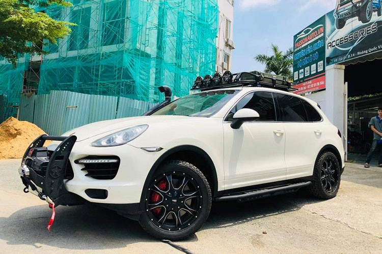 Hình ảnh về bản độ của một chiếc SUV hạng sang  Porsche Cayenne tiền tỷ được một xường độ ở Sài Gòn "chế cháo" theo phong cách off-road mới đây xuất hiện trên mạng xã hội đã nhận được sự quan tâm không nhỏ từ giới chơi xe trong khắp cả nước, cũng như cộng đồng mạng.