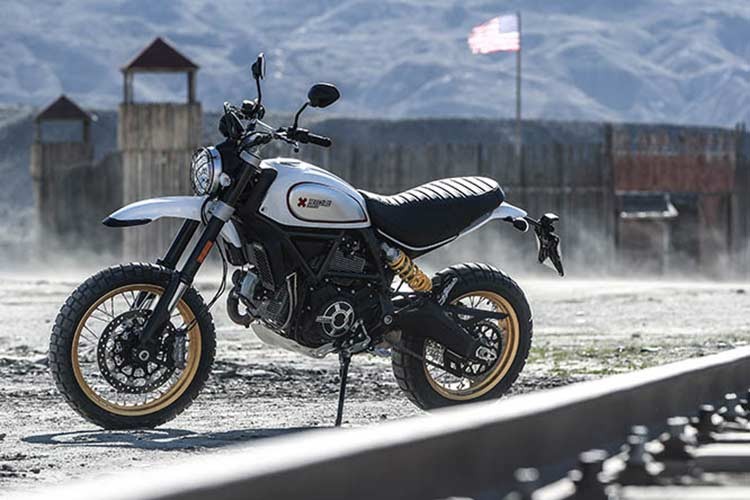  Ducati Scrambler Desert Sled là một chiếc xe đa dụng mang dòng máu Ducati Scrambler cổ điển từ những năm 1962 của hãng xe đến từ Ý. Chiếc xe này được các fan của Ducati đón nhận khá nồng nhiệt khi một dòng xe hoàn toàn khác lạ làm mới các dòng xe thương mại của hãng.