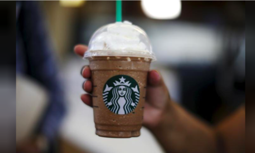 Theo nguồn tin mới đây trên Reuters, một thẩm phán tại Los Angeles (Mỹ) vừa ra phán quyết buộc công ty  Starbucks và các hãng bán cà phê khác phải gắn nhãn cảnh báo nguy cơ gây ung thư lên các sản phẩm cà phê bán tại California. Ảnh: Reuters.