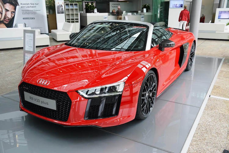 Sau khi ra mắt chính thức mẫu  siêu xe Audi R8 Spyder mui trần thế hệ mới vào năm ngoái tại triển lãm Geneva 2016, Audi đã tiếp tục "trình làng" chiếc Audi R8 Spyder Plus với động cơ mạnh hơn, tương tự phiên bản R8 V10 Plus coupe.