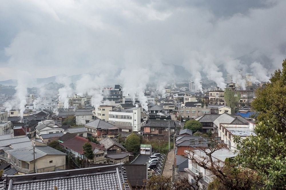 Beppu, Nhật Bản: Thành phố Beppu trên đảo Kyushu có hơn 2.900 miệng phun  suối nước nóng, tạo ra khoảng 130.000 tấn nước mỗi ngày. Hơi nóng bốc ra từ các miệng phun này khiến du khách nhìn từ xa có cảm tưởng như cả thành phố đang bốc cháy. Ảnh: Amusing Planet.