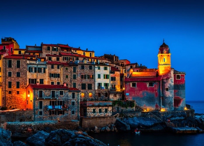 1. Tellaro, Liguria Ngôi làng Cinque Terre nổi tiếng của Ý đã trở nên quá đông đúc trong những năm gần đây và chính quyền địa phương đã xem xét hạn chế du khách. May mắn thay, chỉ cần đi vài dặm xuống bờ biển Liguria bạn cũng có thể tận hưởng một không gian khác tuyệt đẹp như vậy mà không phải chịu cảnh chen lấn. Làng Tellaro ngự trị trên sườn dãy núi sát biển.  Địa điểm du lịch này mang vẻ đẹp lãng mạn, cổ kính với những ngôi nhà sơn màu pastel, con đường lát sỏi chật hẹp và khung cảnh biển thơ mộng.