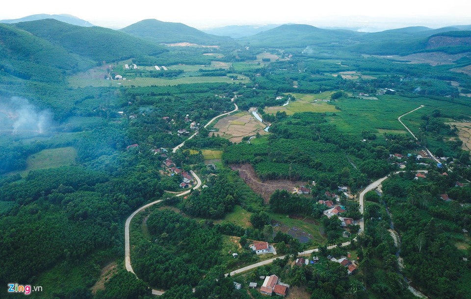 Bản làng thanh bình ở thôn Thọ An, xã Bình An, huyện Bình Sơn (Quảng Ngãi), nơi có làng bích họa độc đáo giữa rừng núi hoang sơ. Nhằm tạo điểm nhấn phát triển du lịch, góp phần cải thiện cuộc sống người dân, huyện Bình Sơn mời nhóm họa sĩ về đi thực địa lấy cảm hứng sáng tác tranh 3D phát sáng ca ngợi tình yêu thiên nhiên, vẻ đẹp truyền thống của đồng bào dân tộc Cor ở xã Bình An.