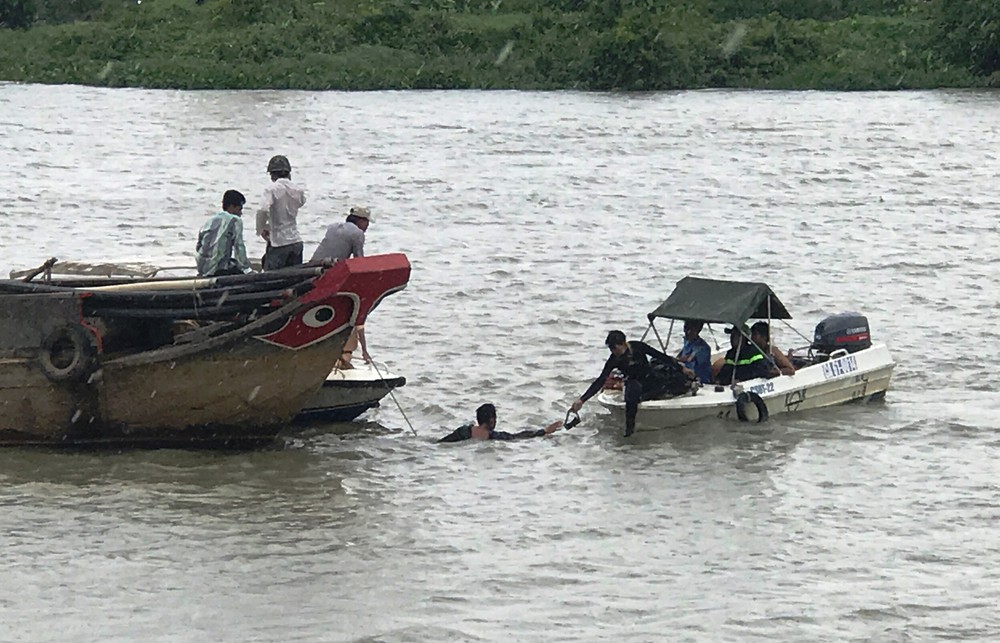 Đến đầu giờ chiều nay (30/7), nhiều lực lượng tỉnh Bình Dương vẫn đang nỗ lực tìm kiếm 2 nạn nhân mất tích sau vụ  chìm tàu trên sông Sài Gòn, đoạn trước khu vực cảng An Sơn (xã An Sơn, TX Thuận An, tỉnh Bình Dương) giáp giữa xã Nhị Bình, huyện Hóc Môn (TP HCM).